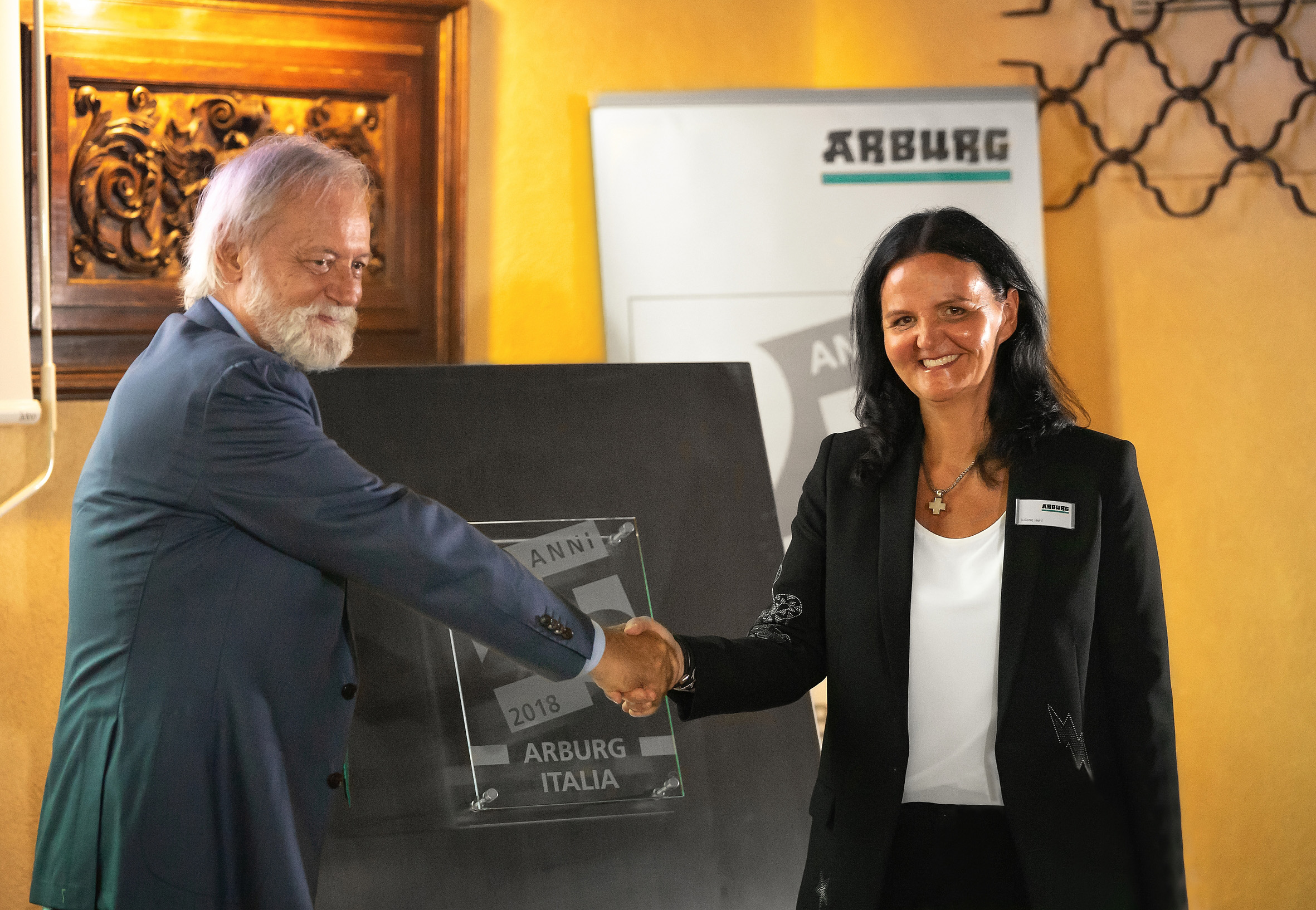 Managing partner Juliane Hehl presents an anniversary sculpture to Björn Norén, managing director of Arburg Srl.
