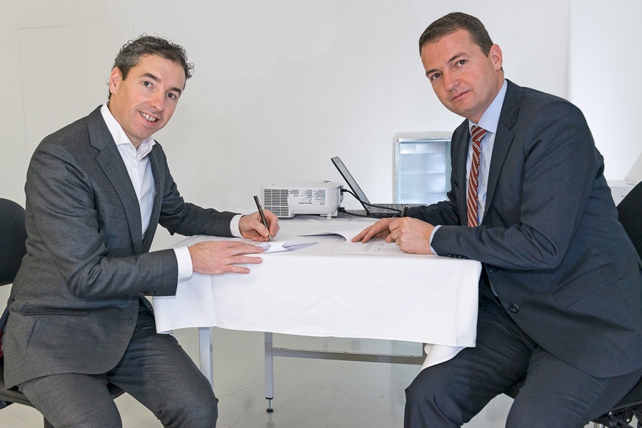Daan AJ Kersten, co-founder and CEO of Additive Industries (left) and Guido Degen, senior vice president business development & advanced technology of GKN Sinter Metals (right).