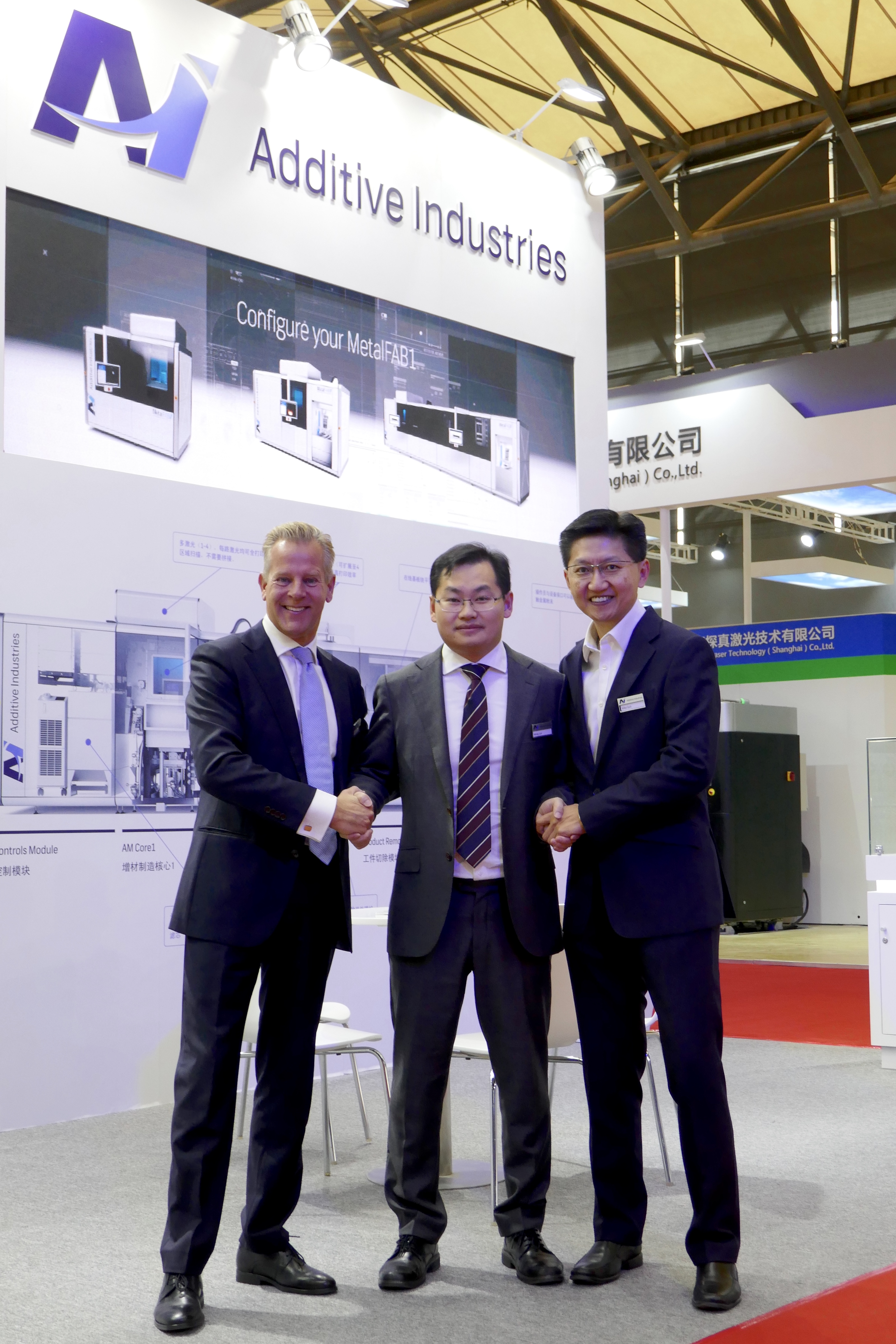 From left to right: Bart Leferink, director global channel sales, Additive Industries, Wang Jun, general manager, Sinsun-Tech Corporation Ltd and Mike Goh, general manager, Additive Industries Asia Pacific Pte Ltd.