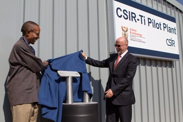 Science and technology minister, Derek Hanekom and CSIR CEO Dr Sibusiso Sibisi officially unveil the plaque at the Ti Pilot plant.