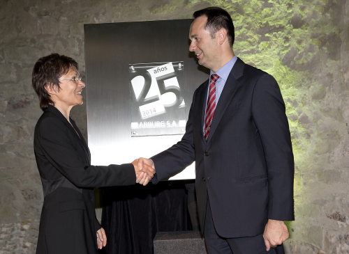 Managing Partner Renate Keinath (left) presents subsidiary manager Martín Cayre with a commemorative sculpture to mark the twenty-fifth anniversary of Arburg Spain.