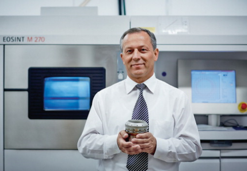 Dr Navrotsky holds a burner tip which was repaired within a short time frame by means of additive manufacturing. (Source: Siemens)