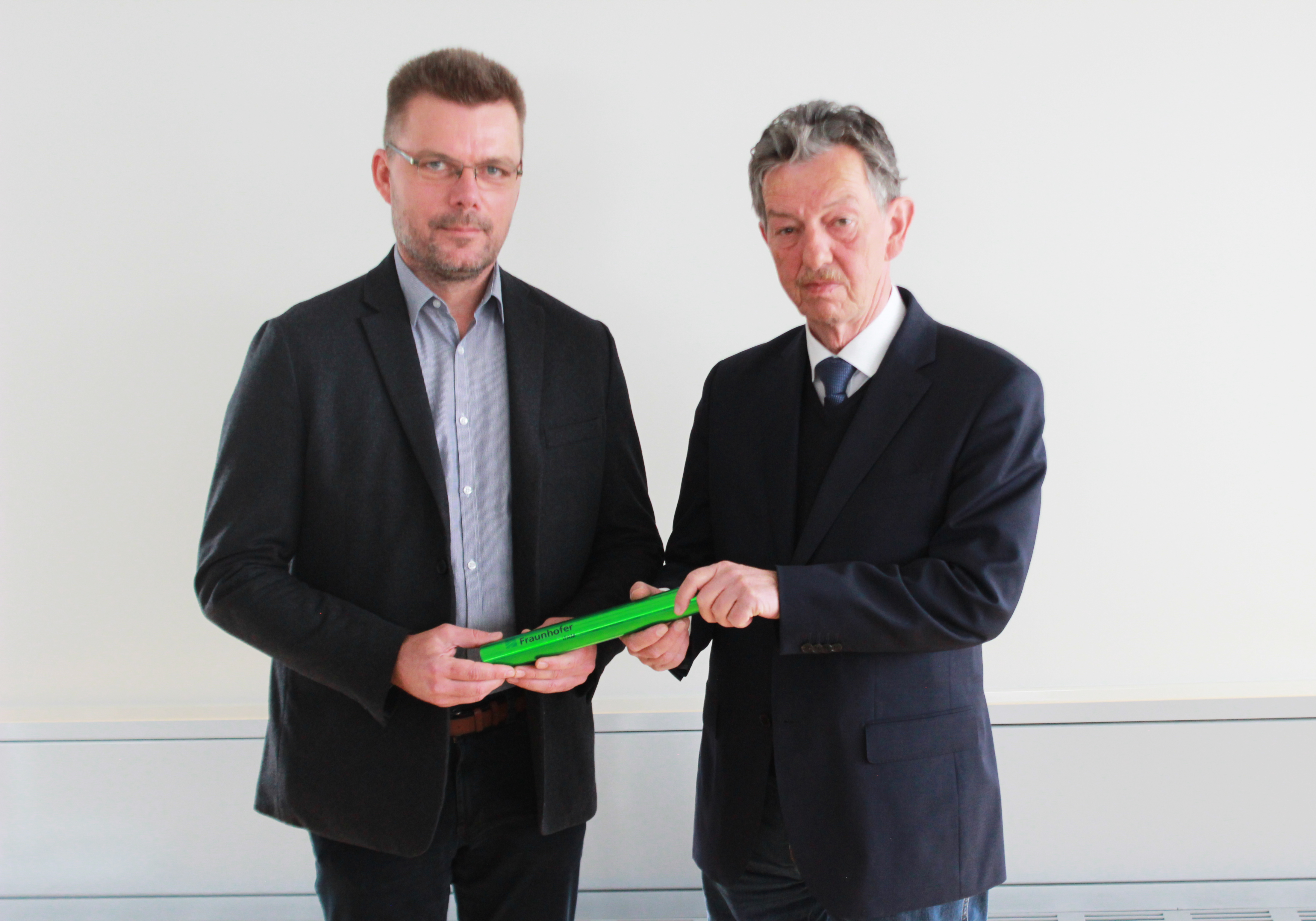 Dr Thomas Weißgärber (left) takes over the baton for the management of Fraunhofer IFAM Dresden from his predecessor Professor Bernd Kieback.