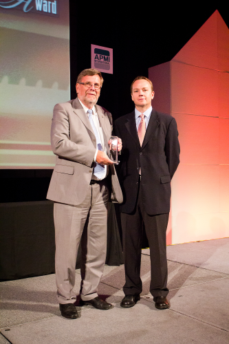 Olle Grinder (left) receives APMI Fellow award from APMI President Dean Howard. Image courtesy of MPIF.