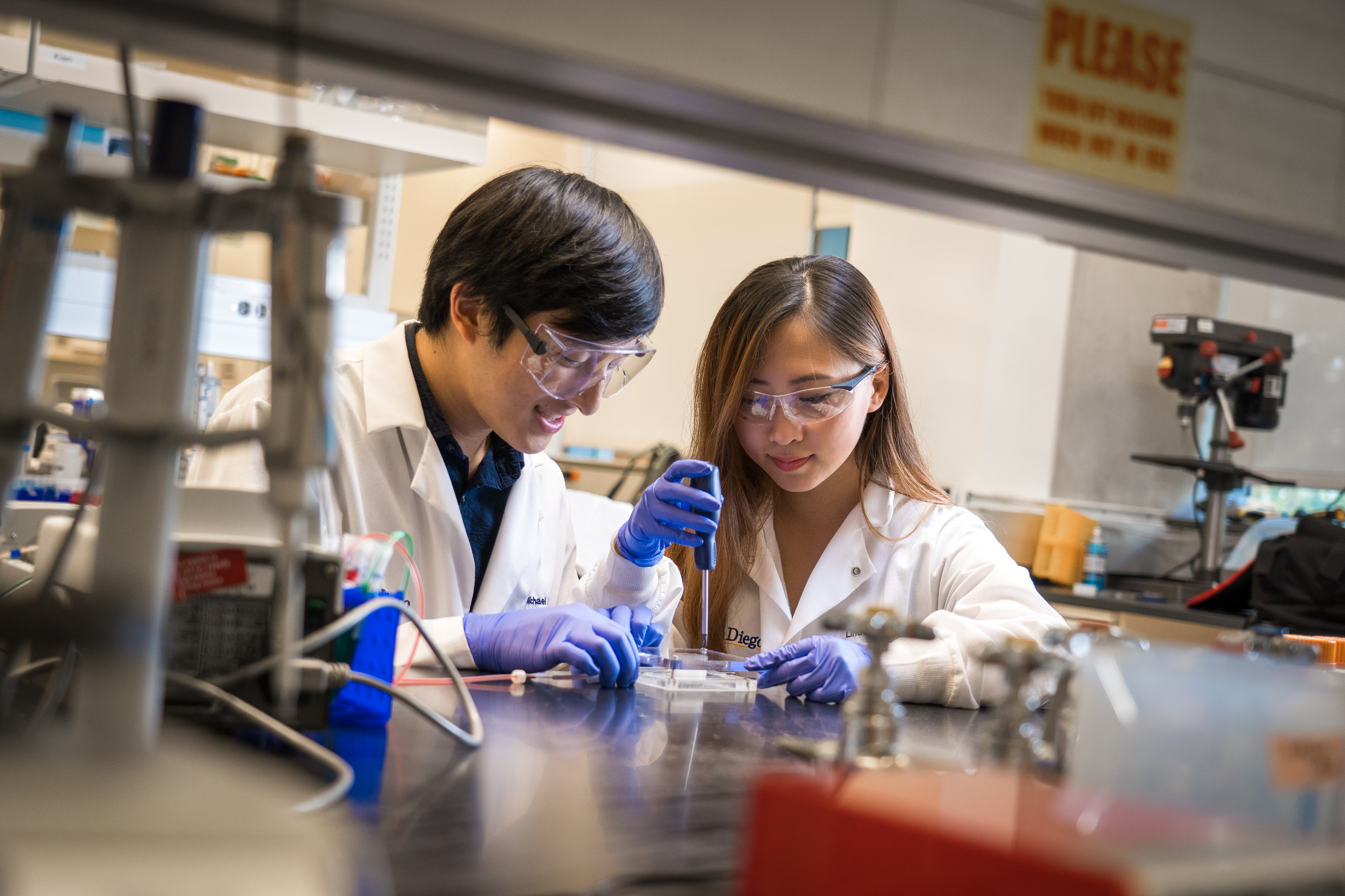 Bioengineering graduate student Michael Hu and undergraduate student Xin Yi (Linda) Lei construct a vascularized gut model using their team's new 3D bioprinting technique. Photo: UC San Diego Jacobs School of Engineering.