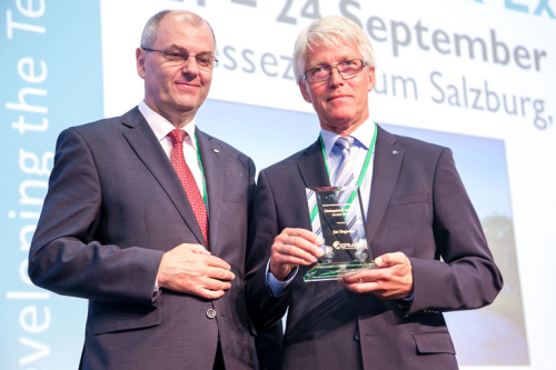 Jan Tengzelius receives his award from Prof Lorenz Sigl (left).