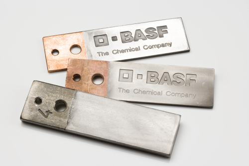 Figure 1: Test pieces of steel and copper. These pieces have been coated with aluminum via a new BASF technology that makes use of ionic liquids. The upper test piece has been polished.
