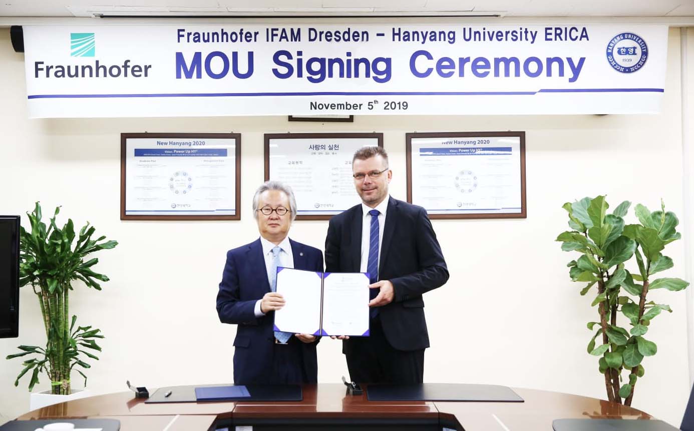 Dr Thomas Weißgärber, Fraunhofer IFAM Dresden, right and Dr Nae-won Yang (executive vice president, Hanyang University) present the joint MoU. (Photo courtesy Hanyang University.)