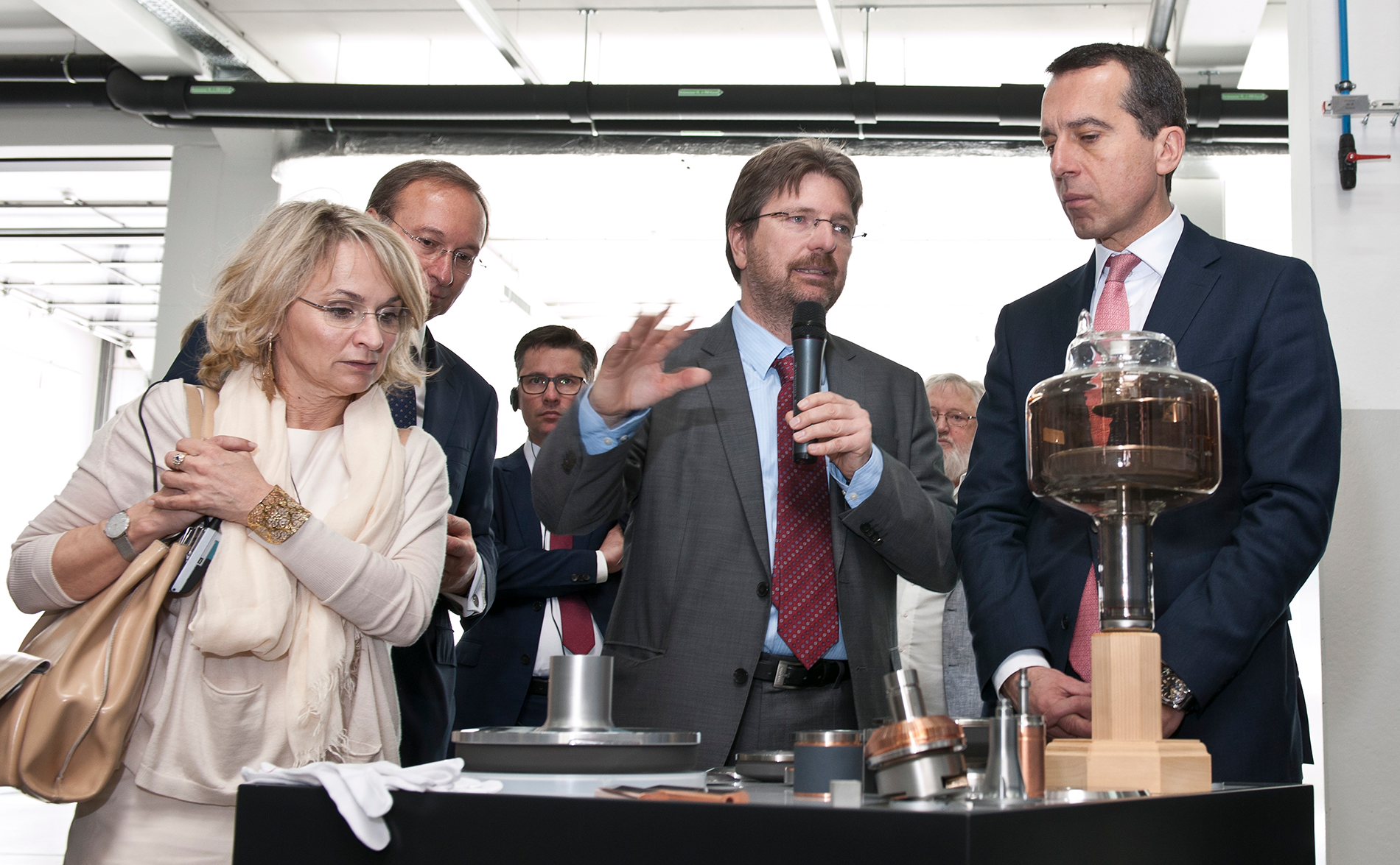 Dr Andreas Lackner, executive director of Plansee SE and Austrian chancellor Christian Kern with Plansee components for modern medical devices.