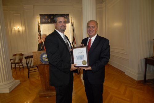 David Rauch, Manufacturing Manager of BARON-
BLAKESLEE, accepting the award from West Virginia's 
Governor Tomblin.